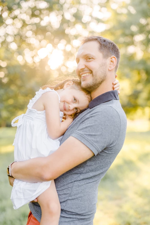 cheveux bonheur main enfant sourire